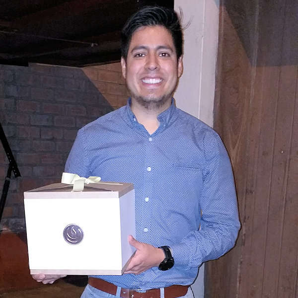 Padres felices con su regalo